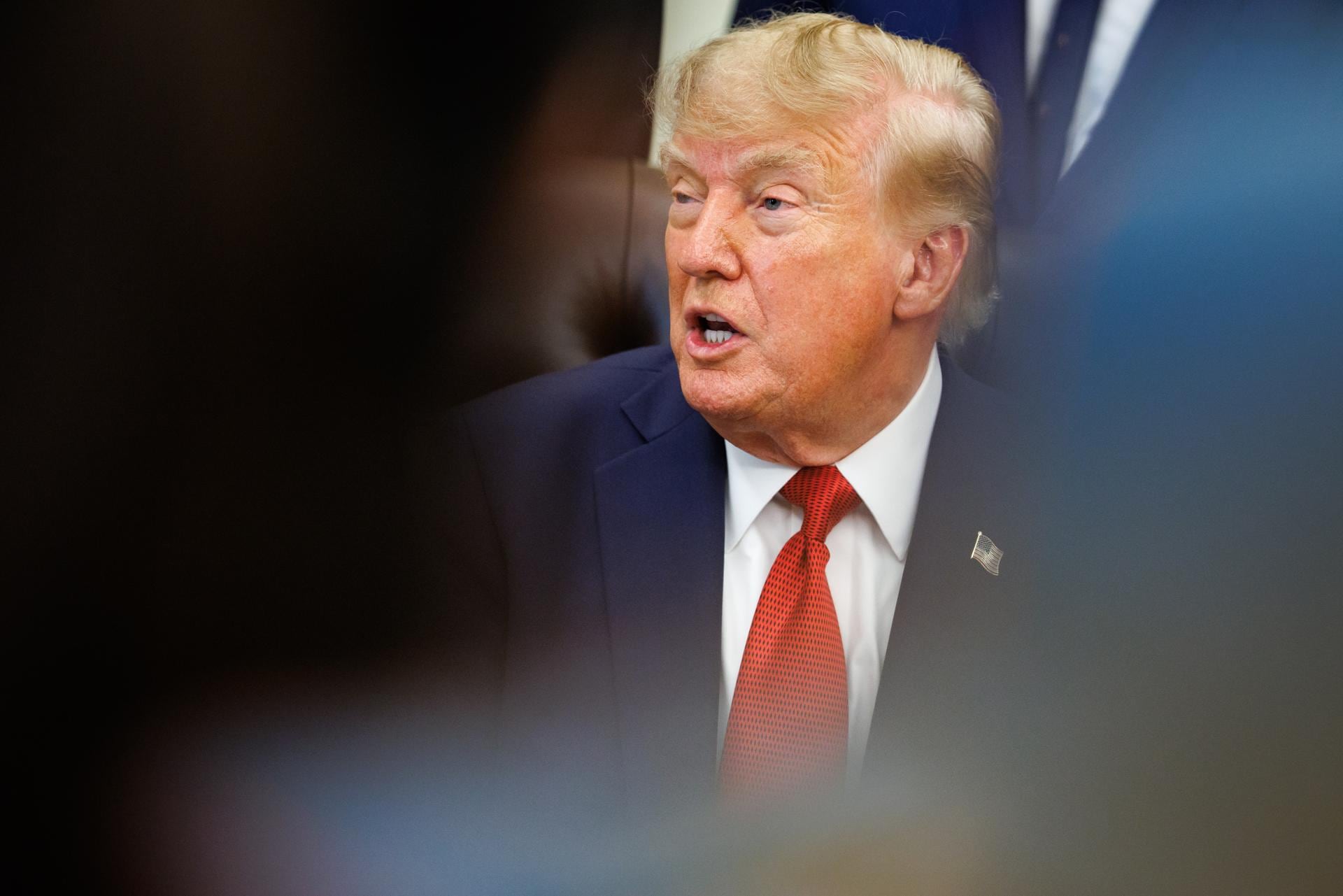 Trump veta el acceso a la Casa Blanca a CNN, MSNOW y Político