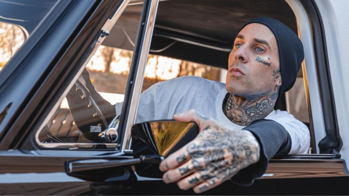 Travis Barker, de Blink-182, confiesa que sintió que vivía en 'Destino final' tras sobrevivir a un accidente aéreo