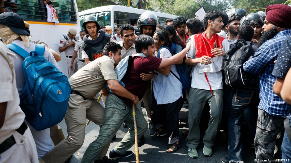 Protestas en India dejan heridos y miles de detenidos