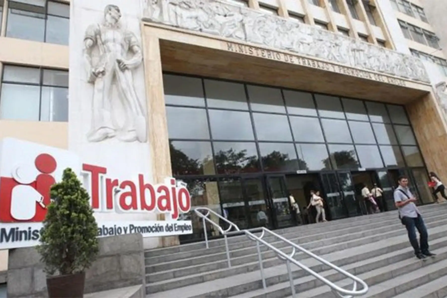 Diálogo social impulsado por el Gobierno beneficia a 950 trabajadores públicos y privados