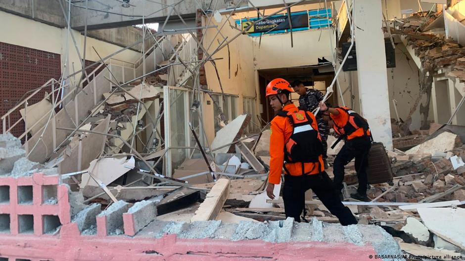 Casi 40 personas mueren tras terremoto de magnitud 7,7 en Indonesia