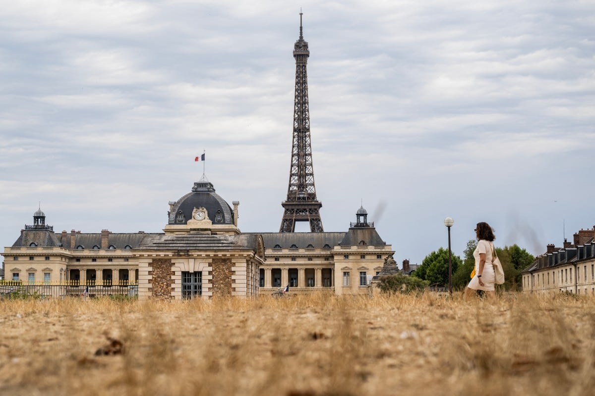 “Es insoportable”: parques de París se convierten en “hotel” en la noche más calurosa