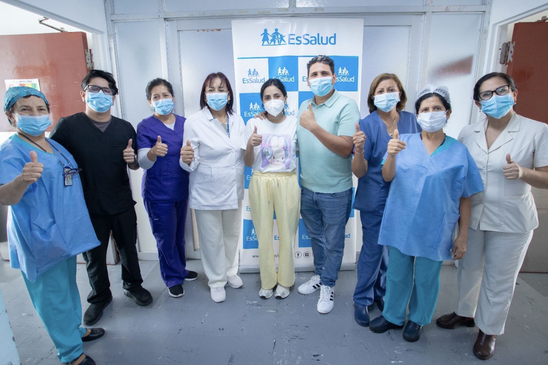 EsSalud realiza trasplante renal exitoso con órgano donado por esposo de paciente