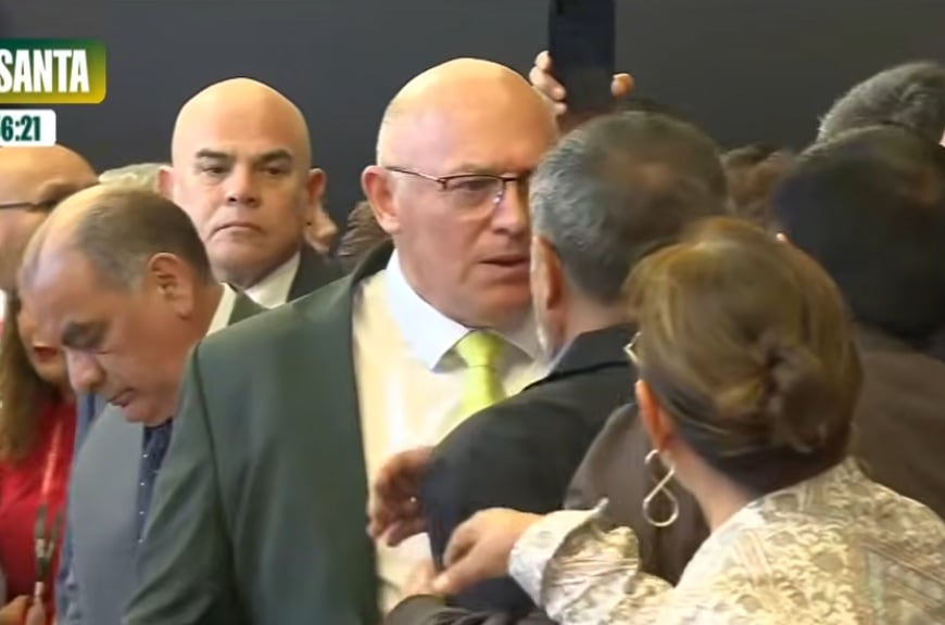¡Bronca en el Congreso!: Iber Maraví y Calisto Giampietri casi  se van a las manos en el debate de facultades legislativas | VIDEO