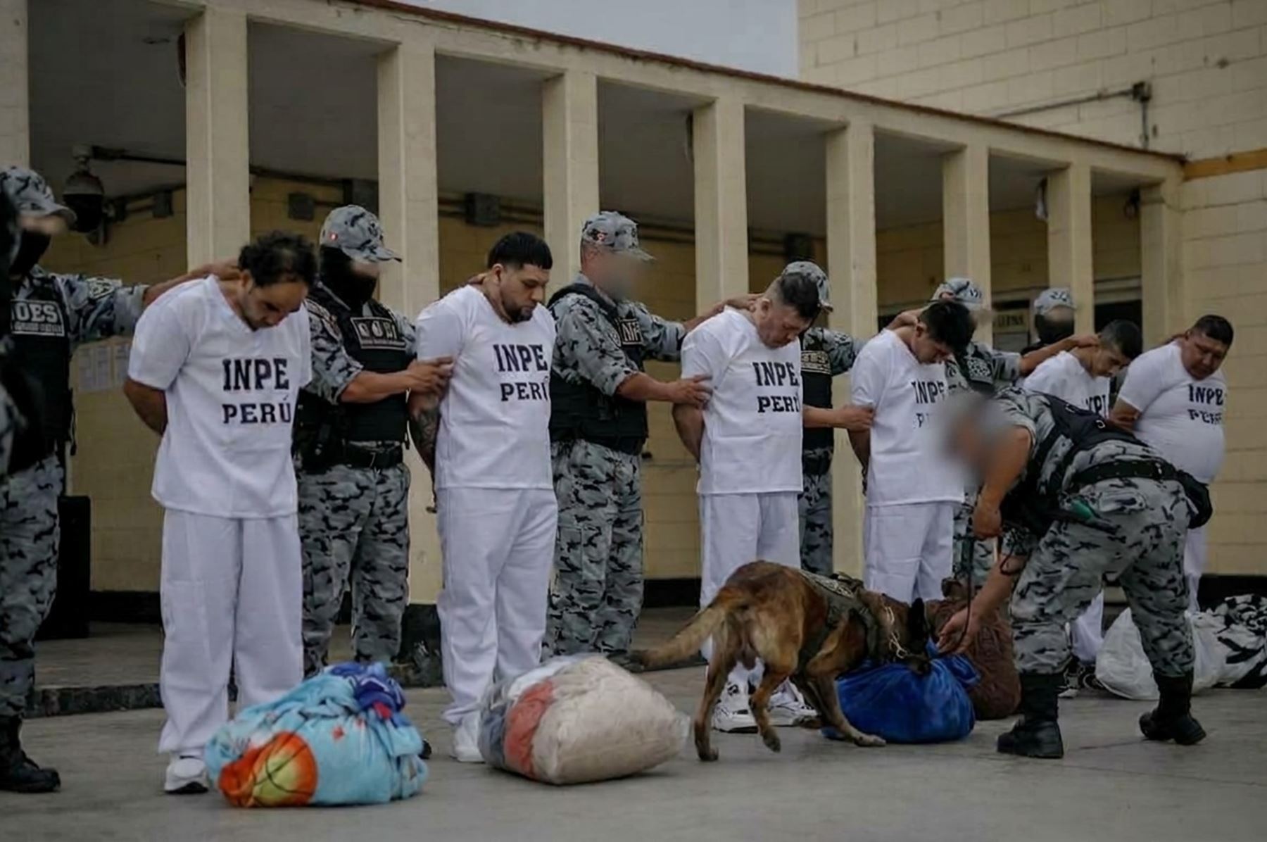 Comando Unificado traslada internos de alta peligrosidad vinculados a La Confederación