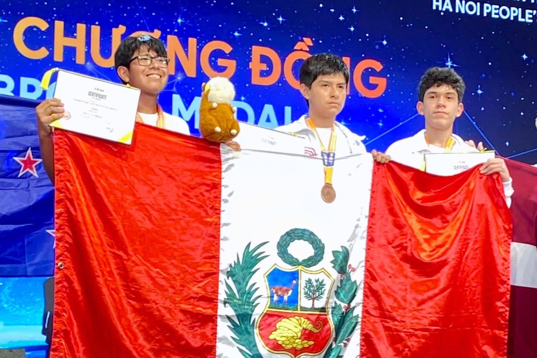 Escolares peruanos logran medallas de bronce en Olimpiada Internacional de Astronomía