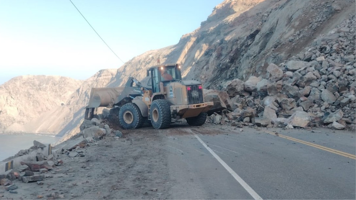 Atico: reportan nuevo derrumbe de rocas que bloquea la carretera Panamericana Sur