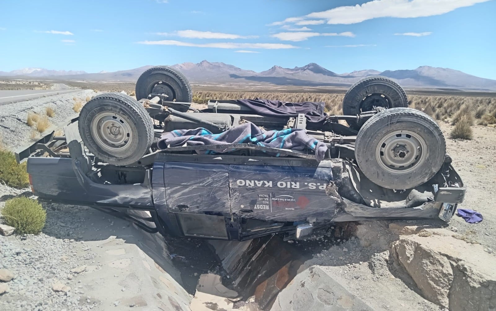 Tacna: Camioneta del sector Salud vuelca y deja un trabajador herido
