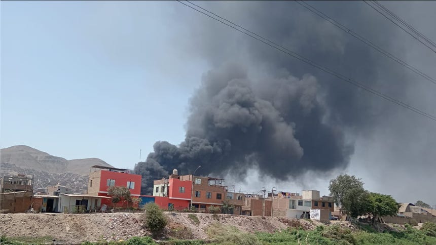 Puente Piedra: incendio en una fábrica de plástico cerca al río Chillón en La Ensenada [VIDEO]