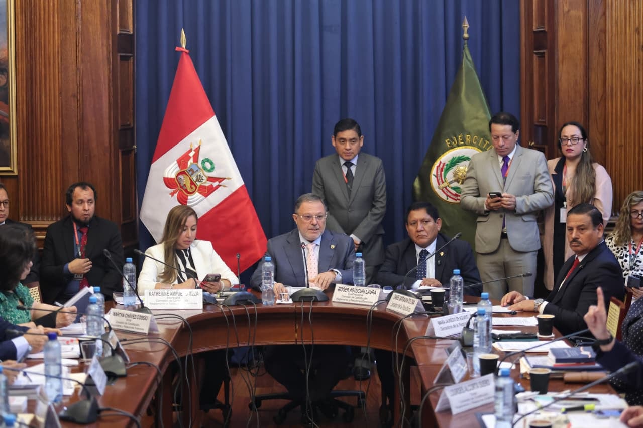 Comisión de Constitución del Senado aprueba facultades legislativas con siete votos