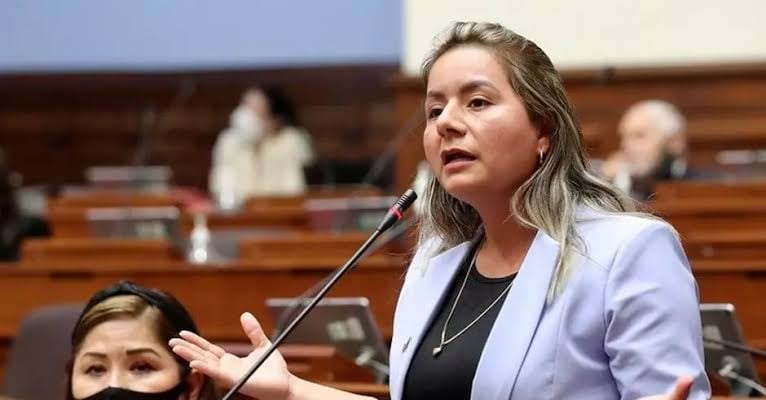 Tania Ramírez renuncia a la Derrama Magisterial tras cuestionamientos por su designación