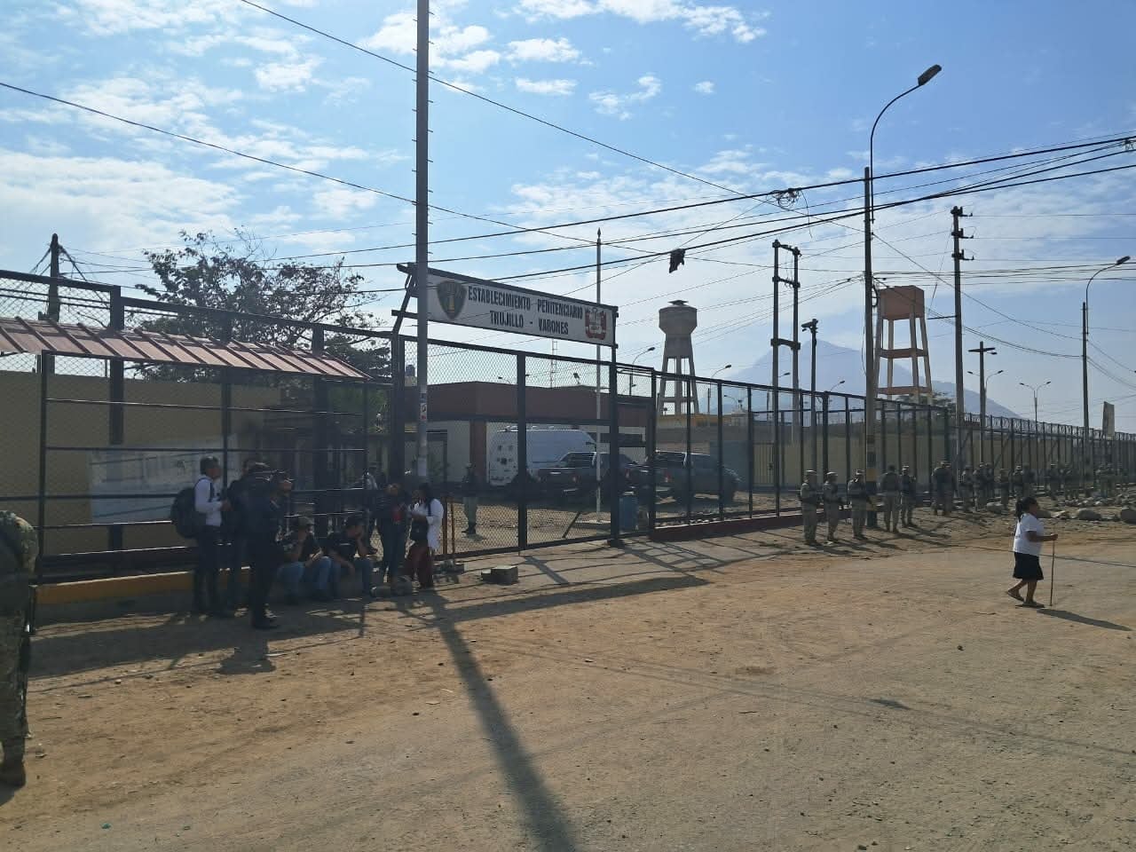 Gobierno supervisa zonas externas de penales incluidos en emergencia