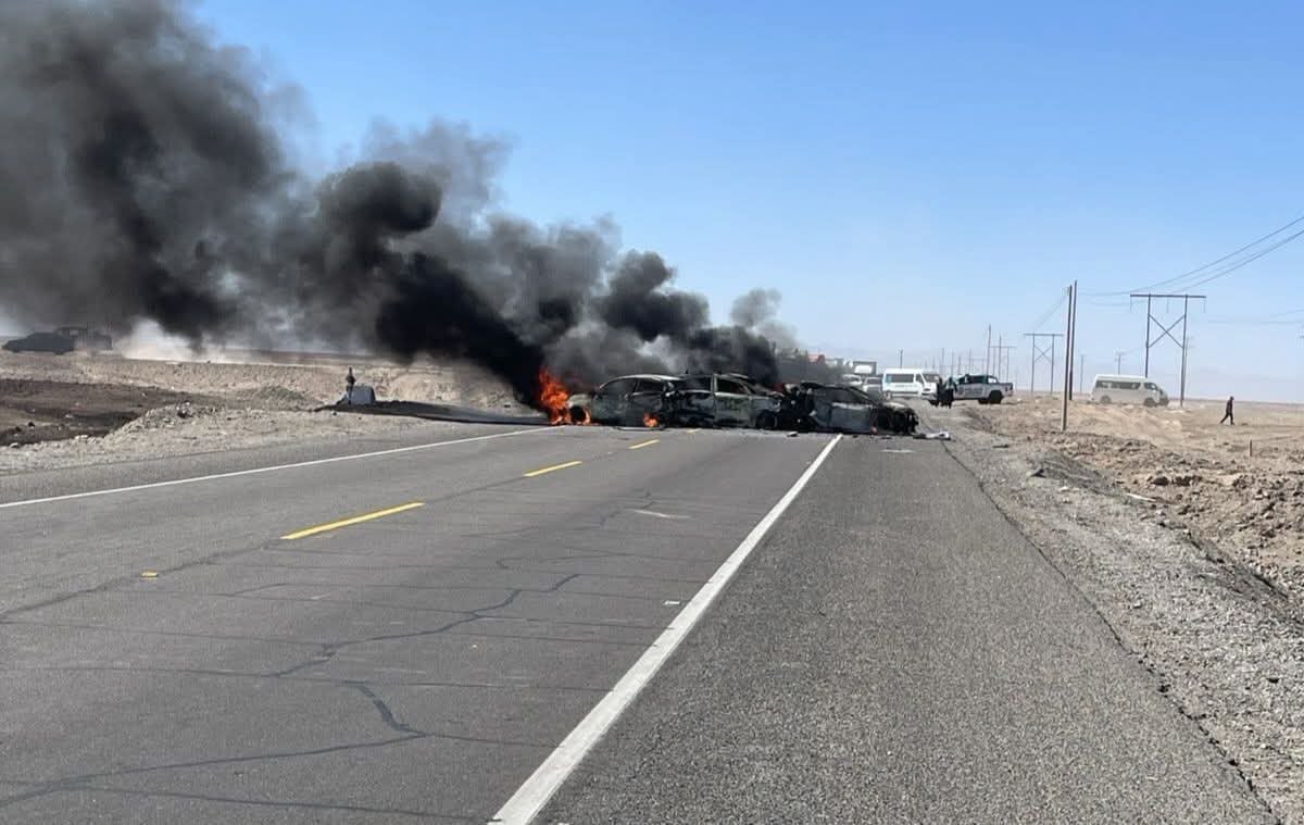 Choque múltiple deja tres vehículos incendiados y tres heridos en Panamericana Sur