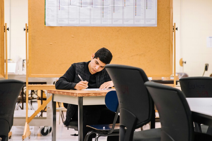 Si la pregunta es cómo lee la generación Z española, PISA tiene una respuesta demoledora: cada vez peor y más lejos de la OCDE