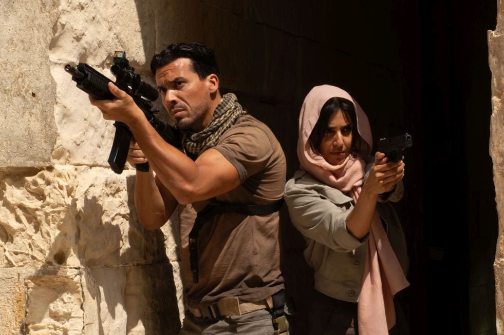 “Apolo bajo fuego”: Tewfik Jallab y Ritu Arya refuerzan su complicidad en una temporada que lo arriesga todo
