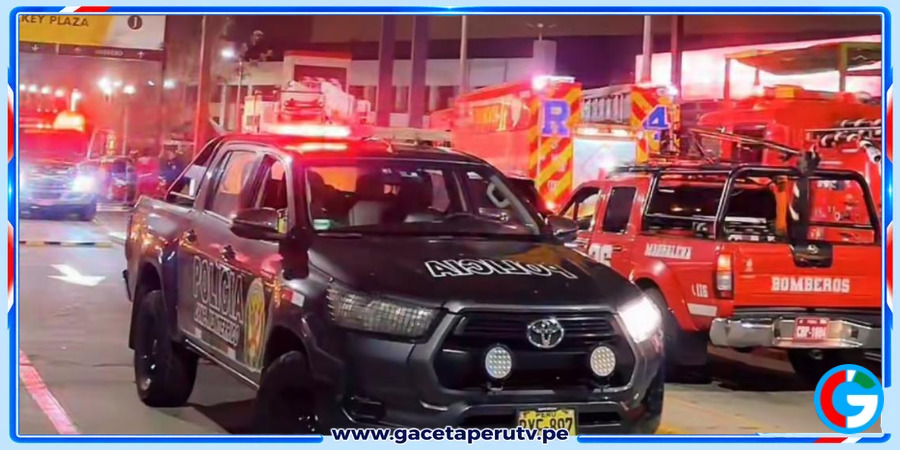 Surco: Bomberos controlan incendio en local comercial del Jockey Plaza