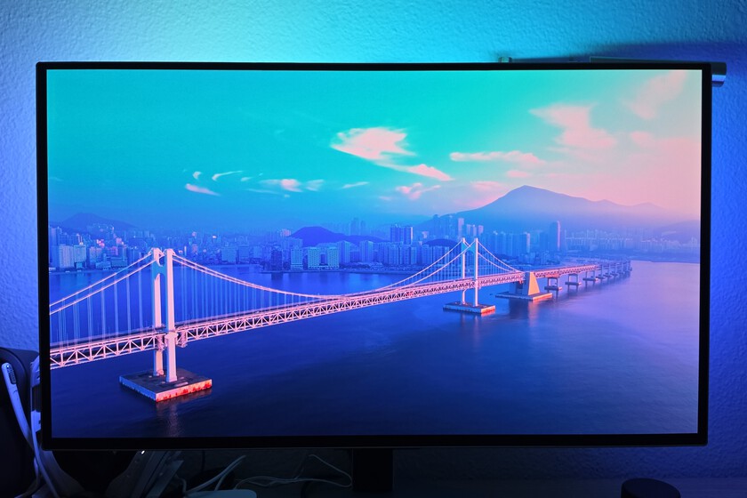 Tras ver lo bien que funciona Ambilight, me lancé a comprar un kit de monitor para jugar. Resulta que es trabajando como más uso le doy