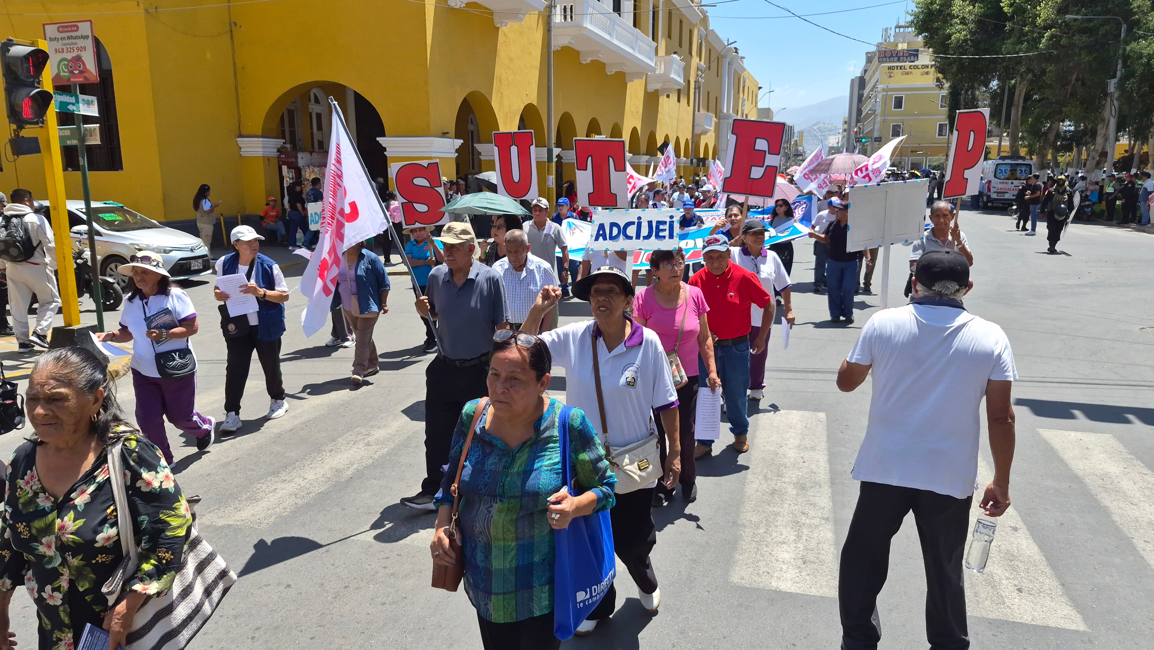 Ica: miles de maestros activos y jubilados marcharon para exigir pensiones dignas y pago de beneficios