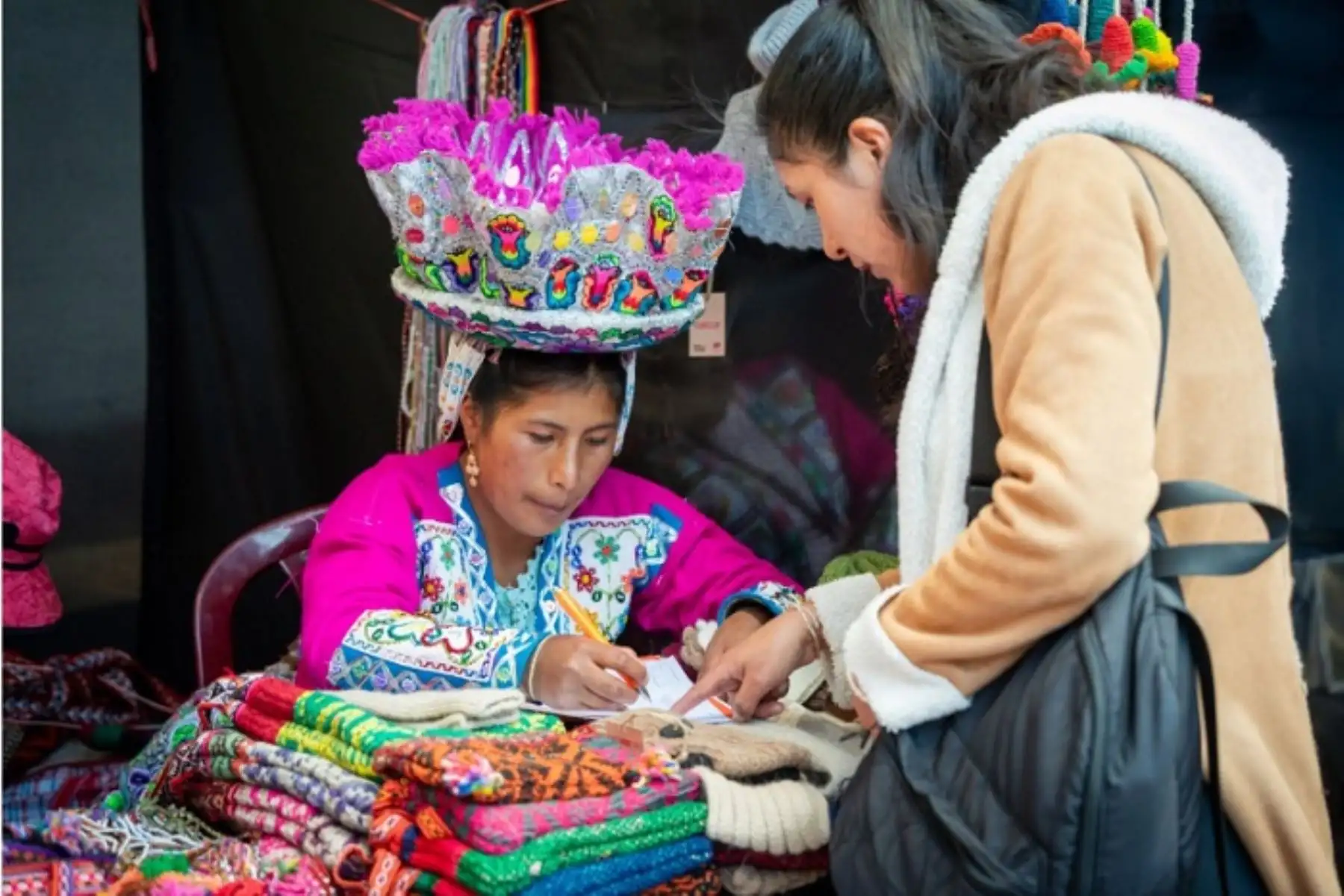 Usuarias de Juntos exhiben artesanía en rueda de negocios y pasarela de moda en Cusco