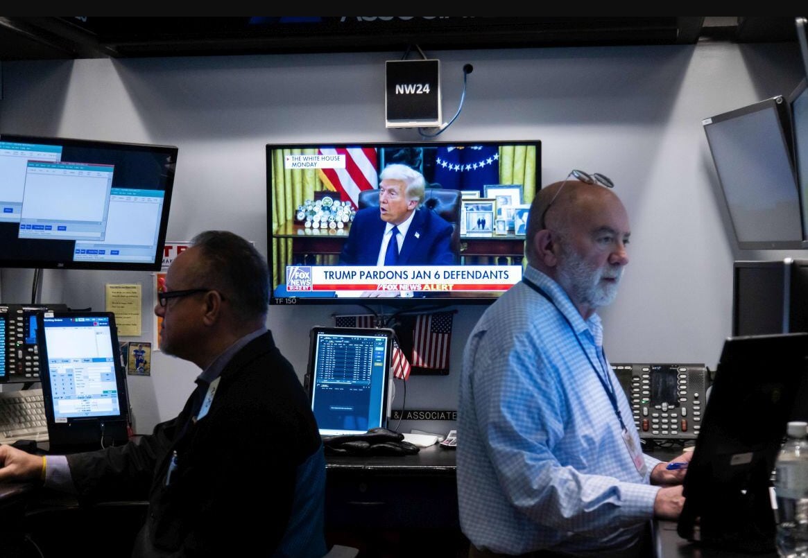 Wall Street cierra mixto tras ventas en el sector de los chips pese a caída de los bonos