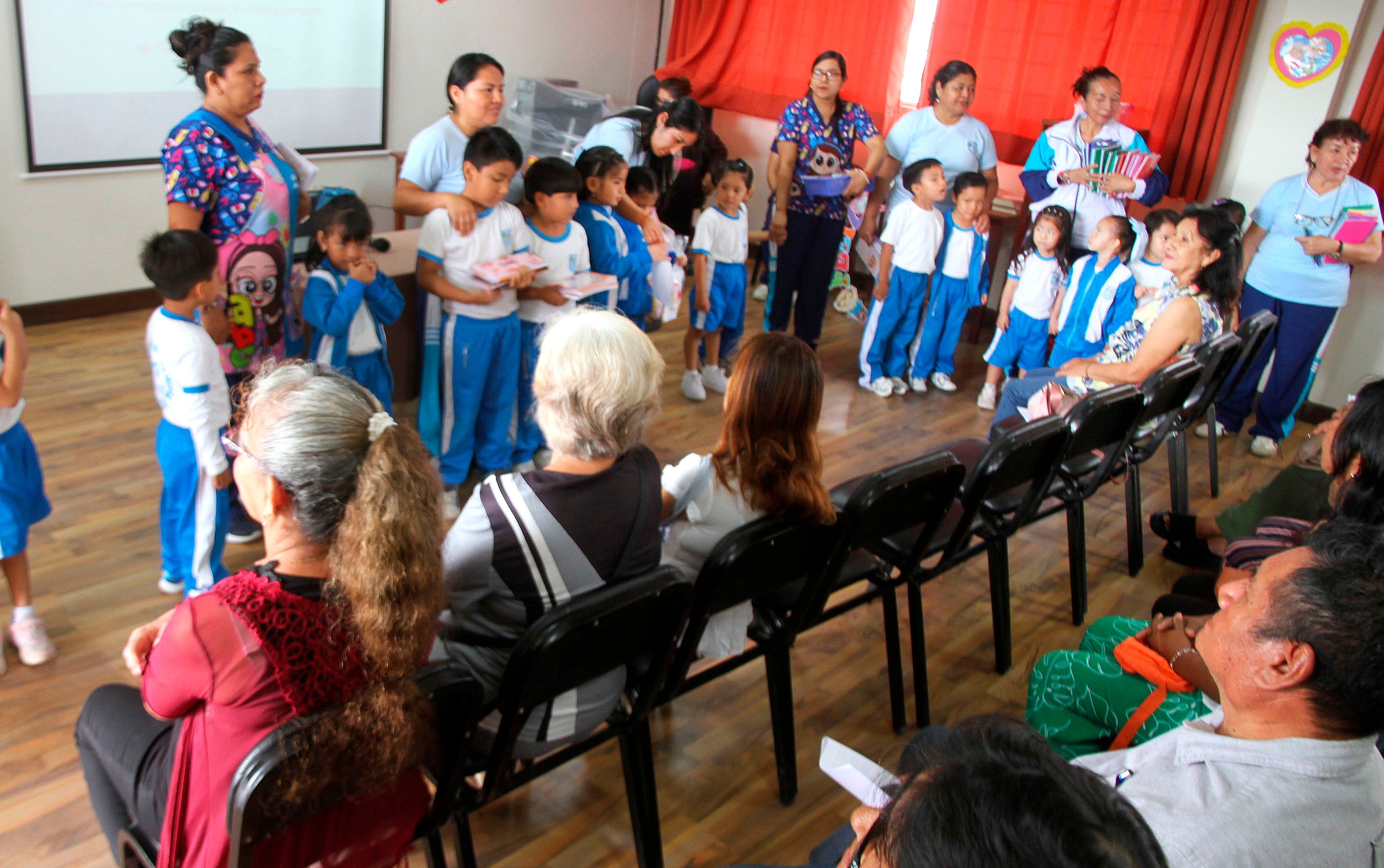 Los abuelitos escriben “El libro de mis memorias” en su día