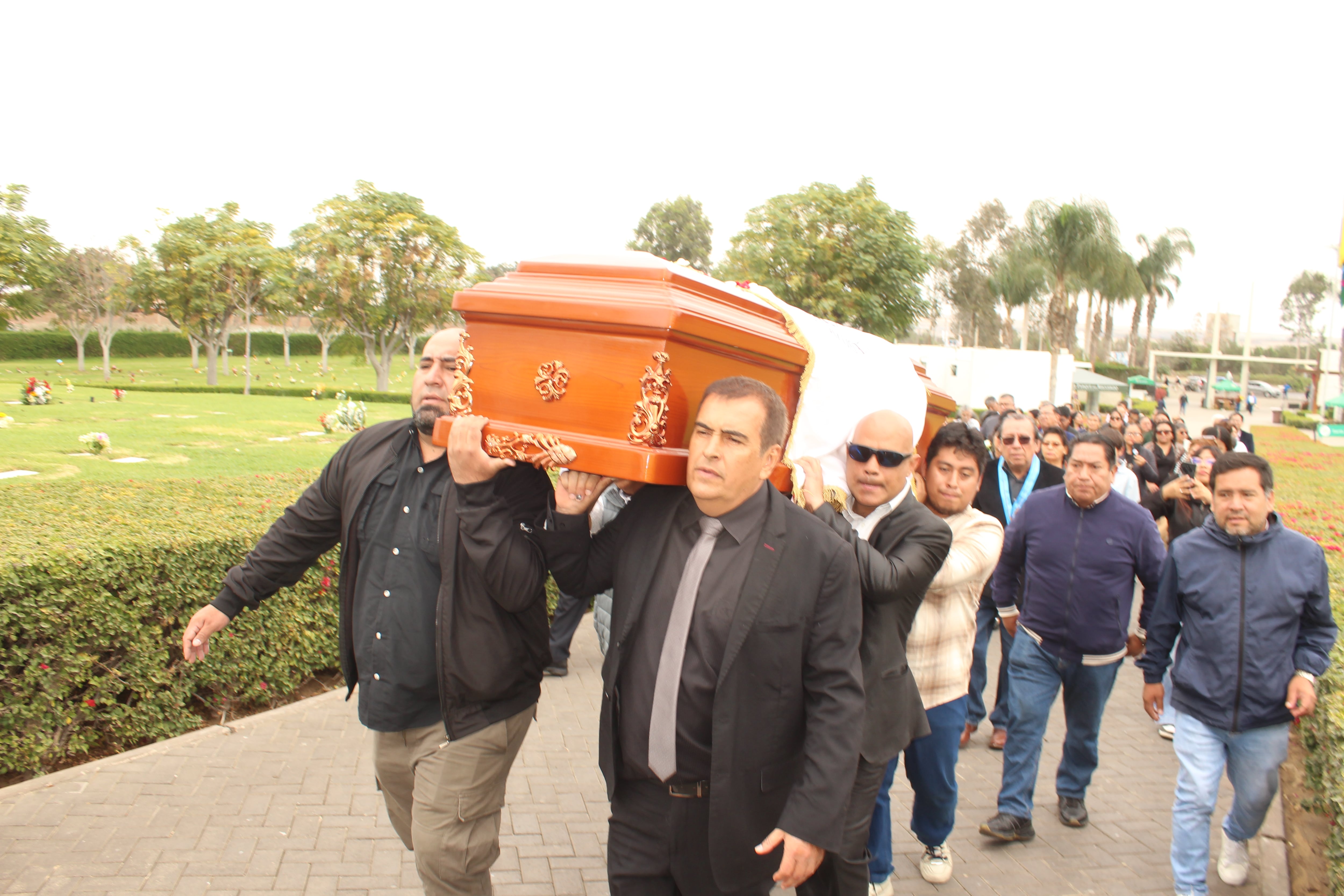 Ica despide a Humberto “Bético” Fajardo en homenaje de colegas, familiares y exalumnos