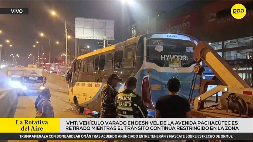 VMT: retiran bus que quedó varado en aniego del baipás de la avenida Pachacútec [VIDEO]