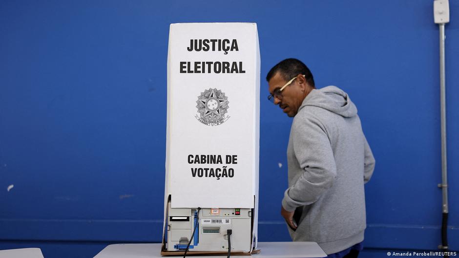 Brasil: cierran colegios electorales y empieza conteo de votos