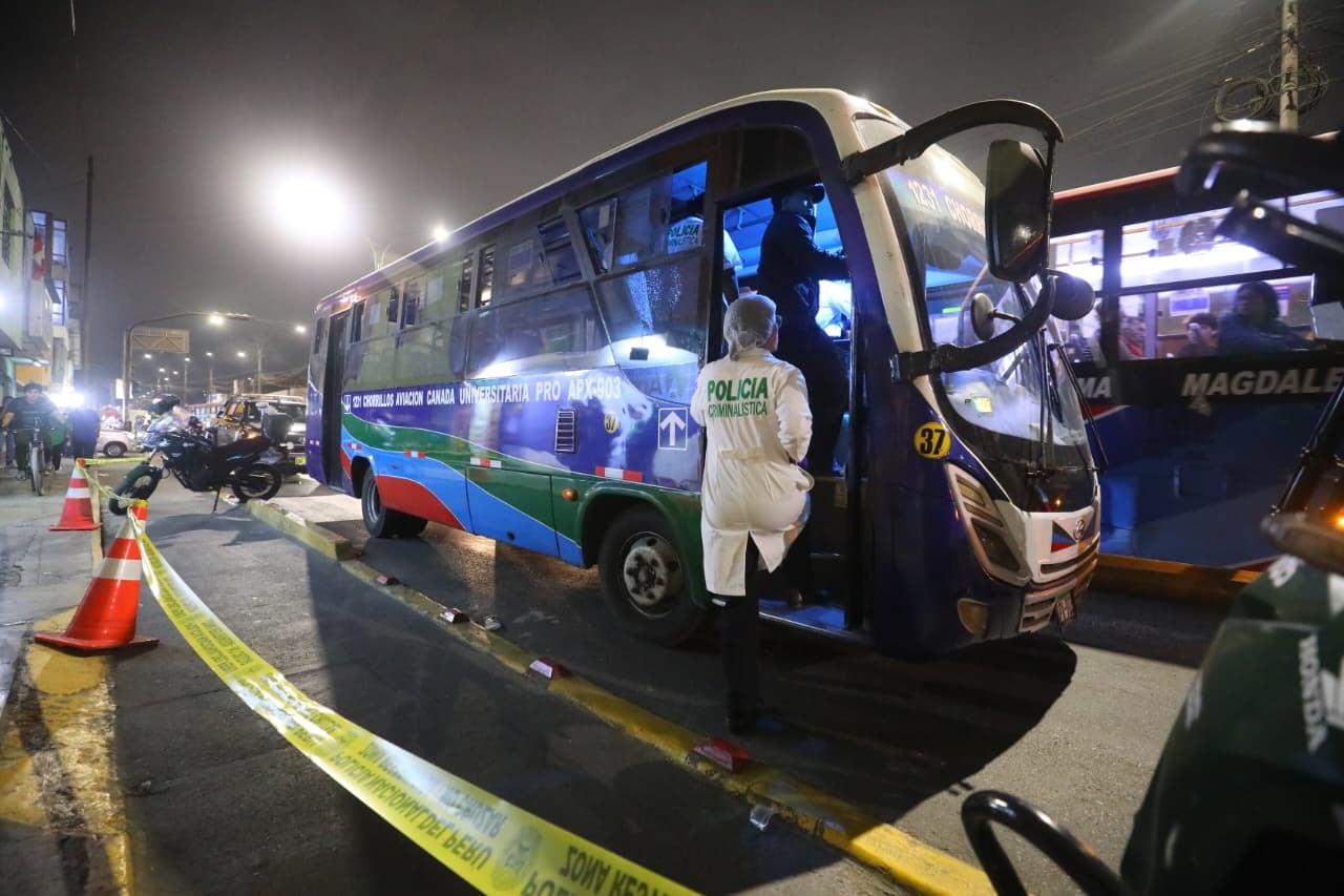 Cercado de Lima: Conductor y pasajera resultan heridos tras ataque a balazos contra bus
