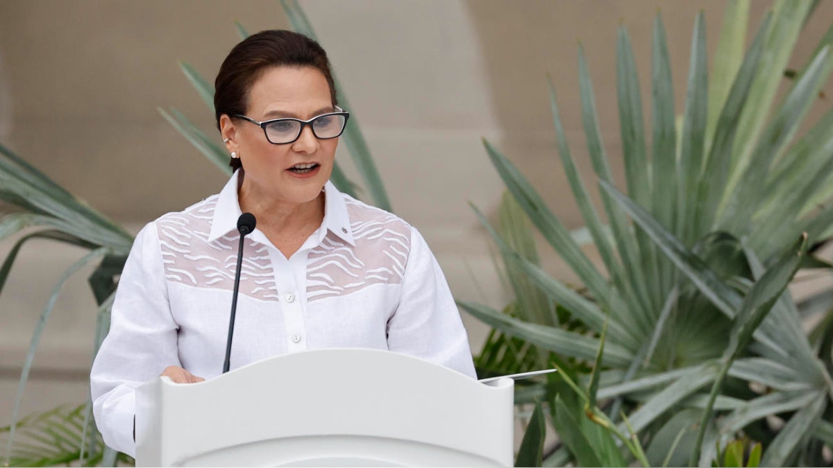La ingeniera marina Ilya Espino asume como la primera mujer al frente del Canal de Panamá