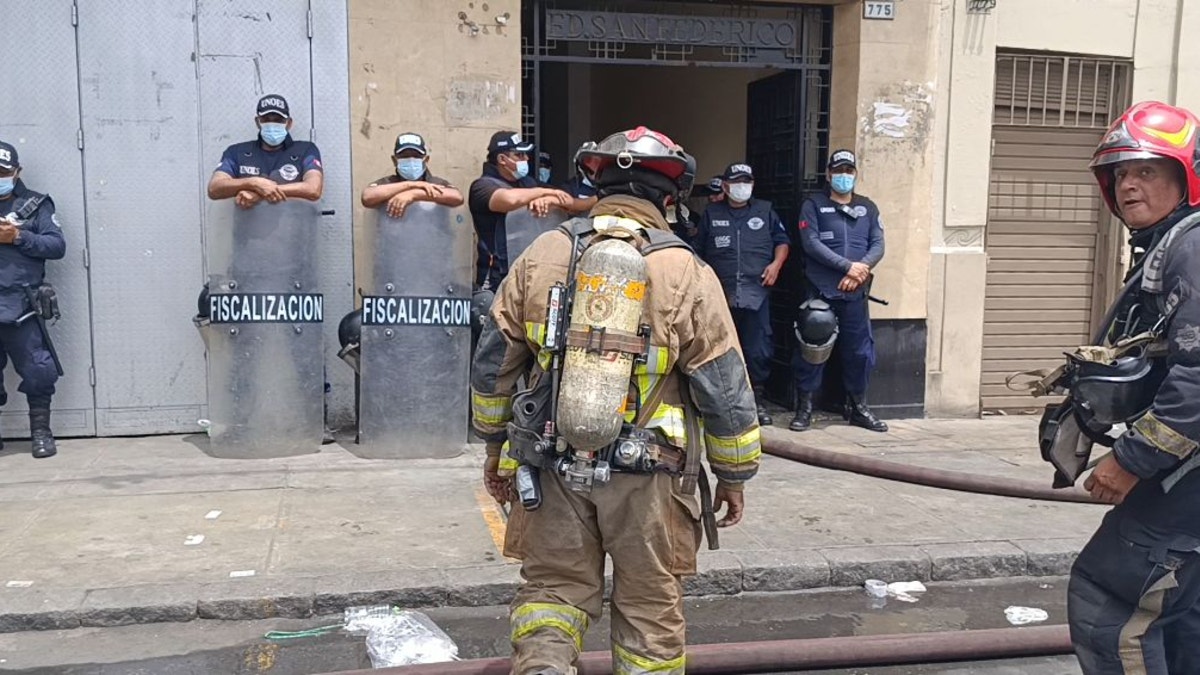 Alarma en el Cercado de Lima: incendio se registró en edificio cerca del Barrio Chino [VIDEO]