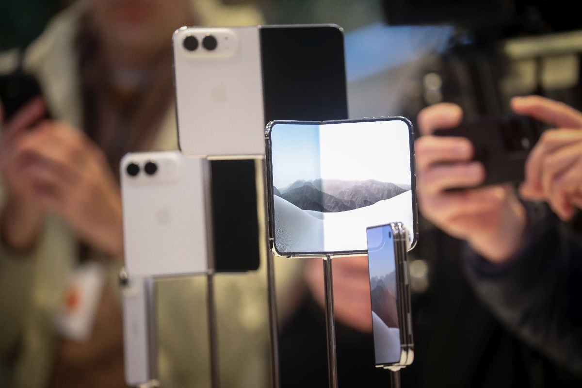 Grietas en pantallas del nuevo iPhone Duo, un revés embarazoso para Apple