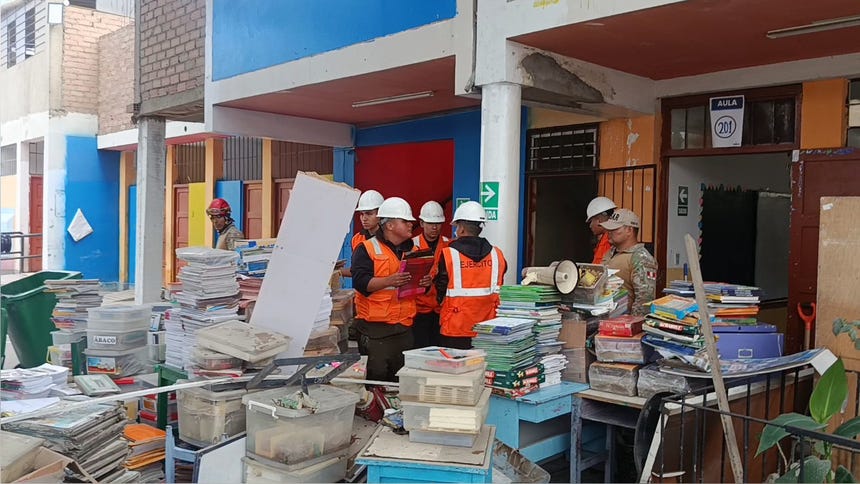 Colegios afectados en Lima Metropolitana por lloviznas alcanzan 50% de avance en labores de limpieza