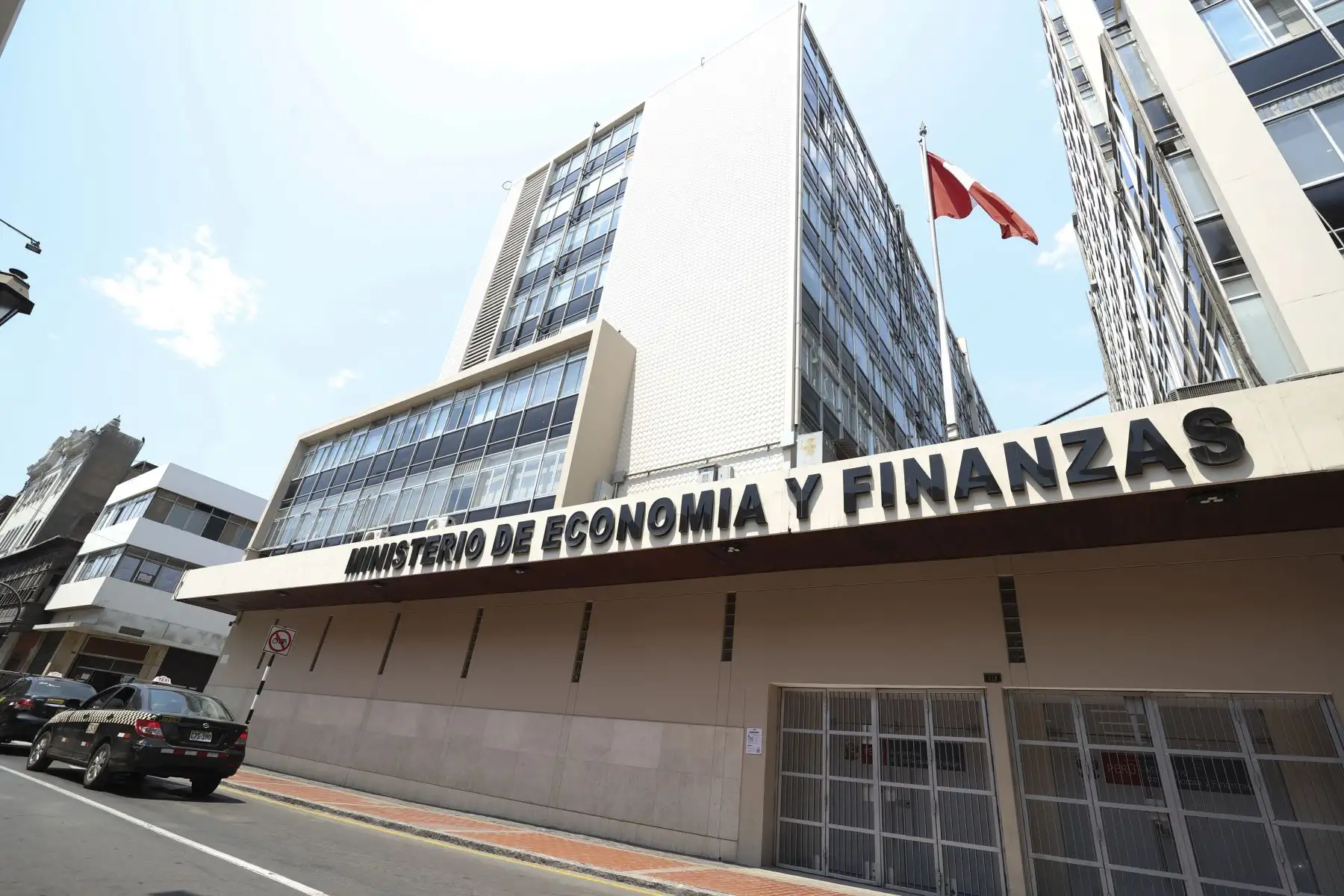 MEF: Déficit fiscal brinda margen al país para atender escenarios adversos