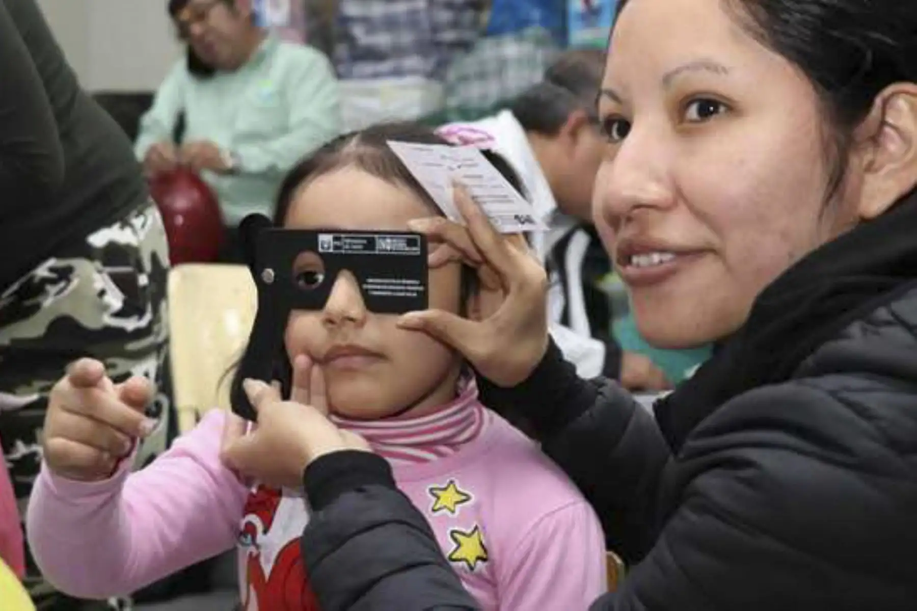 Picazón ocular en niños: causas, riesgos y recomendaciones para evitar frotarse