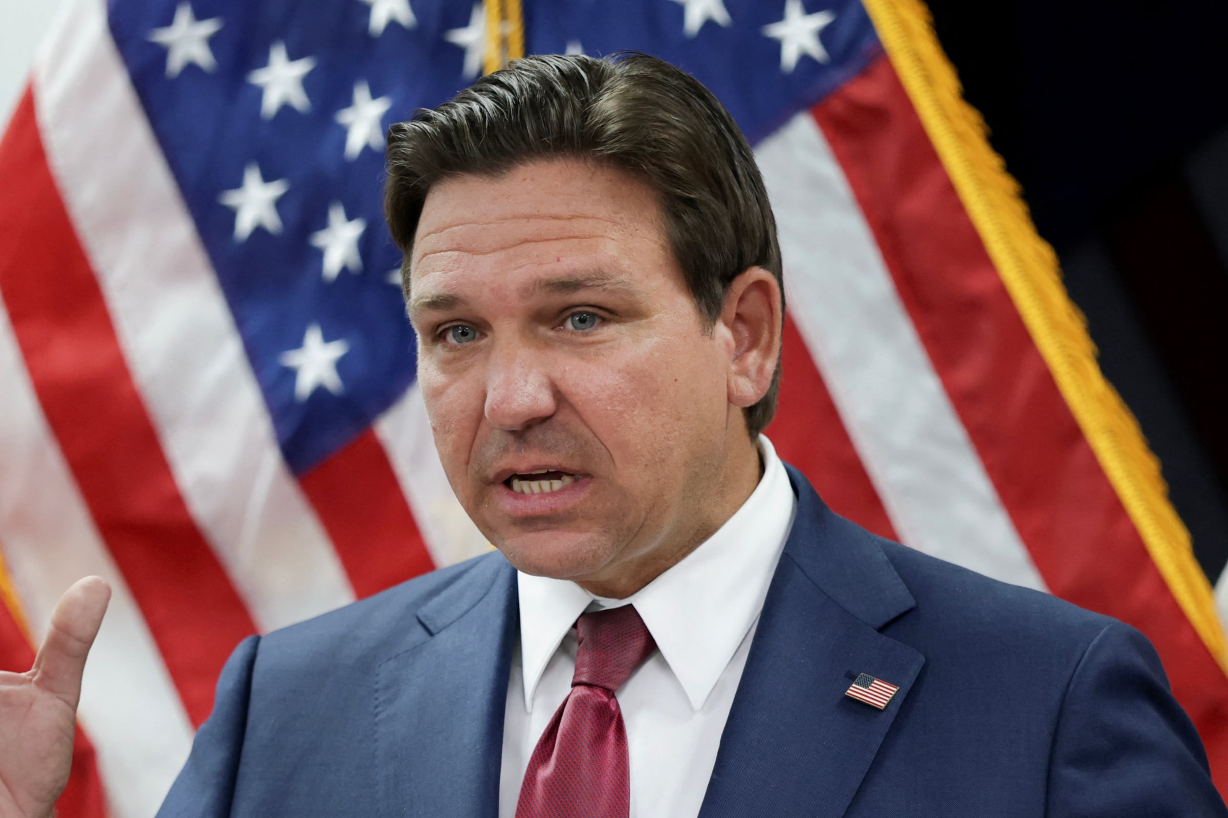 Desde octubre, tus publicaciones en redes podrían hacer que te consideren miembro de una banda criminal en Florida: DeSantis aprobó esta ley