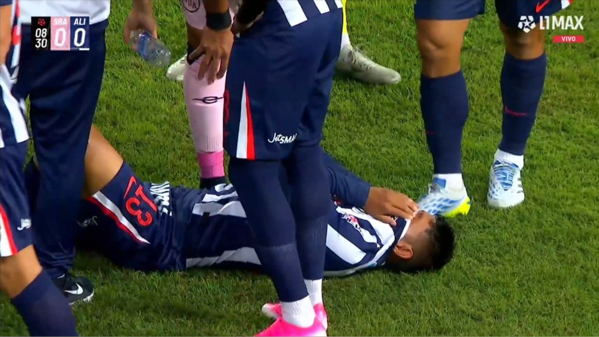 Marco Huamán rompió en llanto: se retiró de la cancha tras sufrir dura falta en el Alianza vs. Boys [VIDEO]