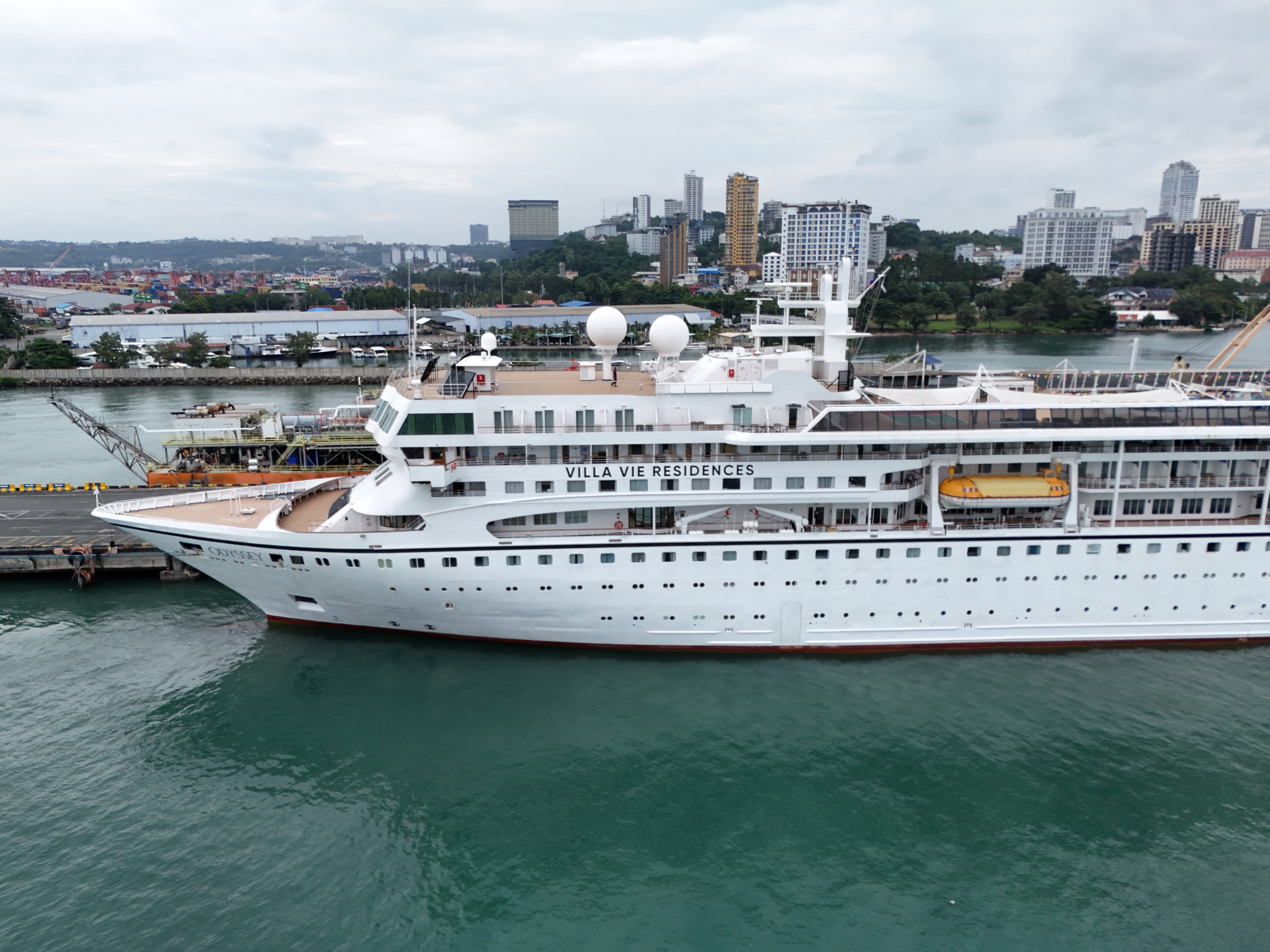 Pagaron para vivir en un crucero por el mundo y terminaron abandonados en un puerto de Camboya
