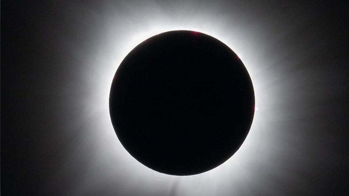 ¿A qué hora empieza el eclipse solar de hoy 12 de agosto? Horarios y cómo verlo online desde Perú