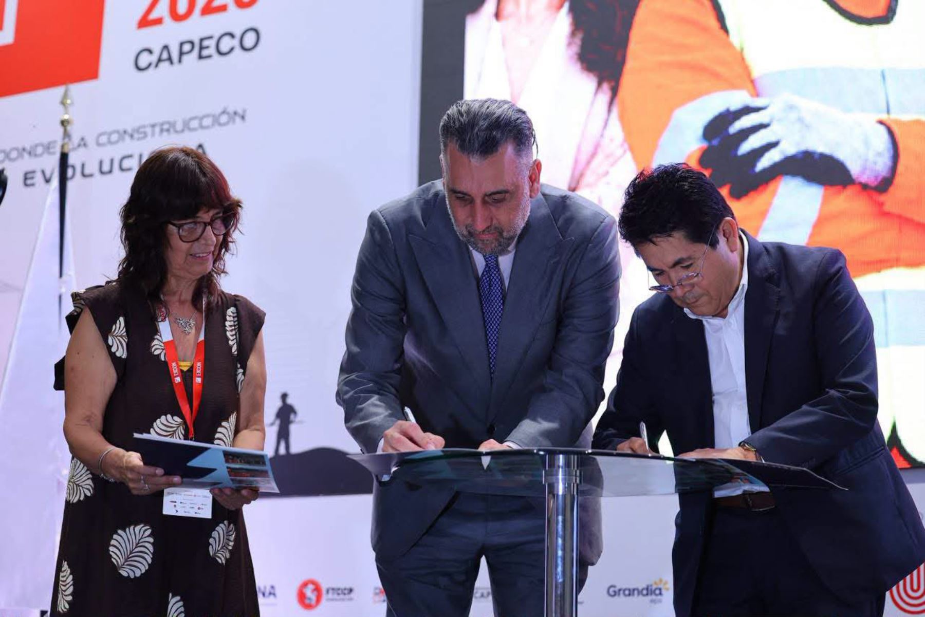 Firman pacto para promover la participación laboral de mujeres en la construcción
