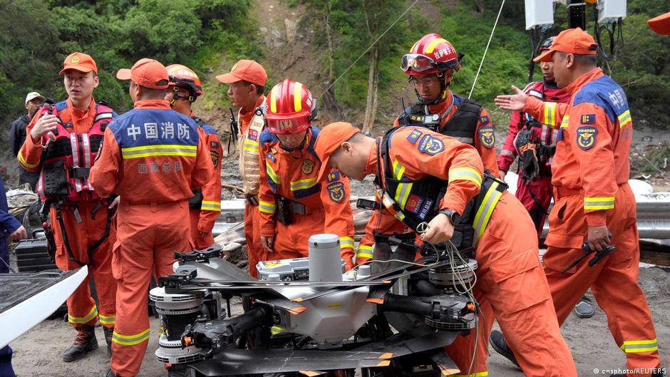 China reanuda operaciones de rescate en frontera con Nepal