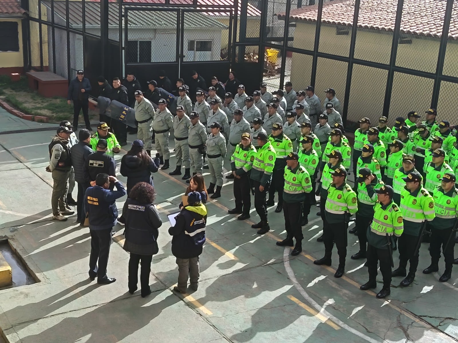 Puno: Requisan objetos prohibidos y manuscritos con números telefónicos durante un operativo en penal de Juliaca