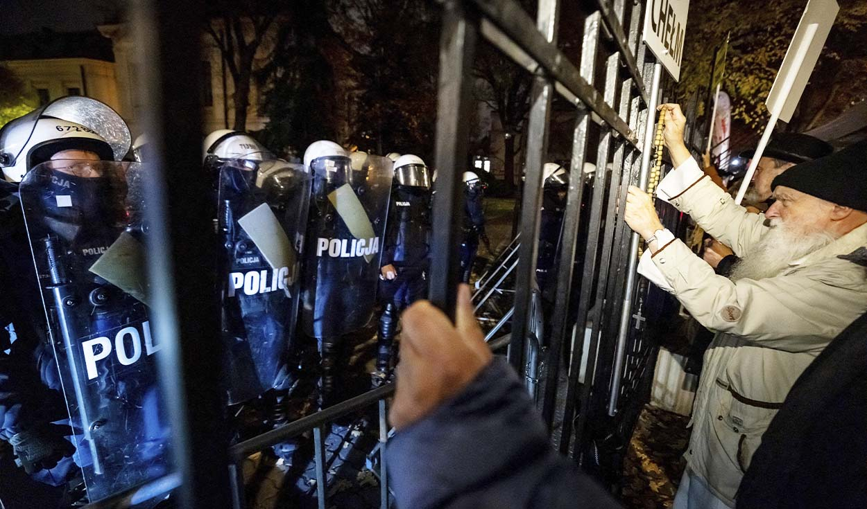 Polonia vive un enfrentamiento político por el control del Tribunal Constitucional y despliega a la policía en Varsovia