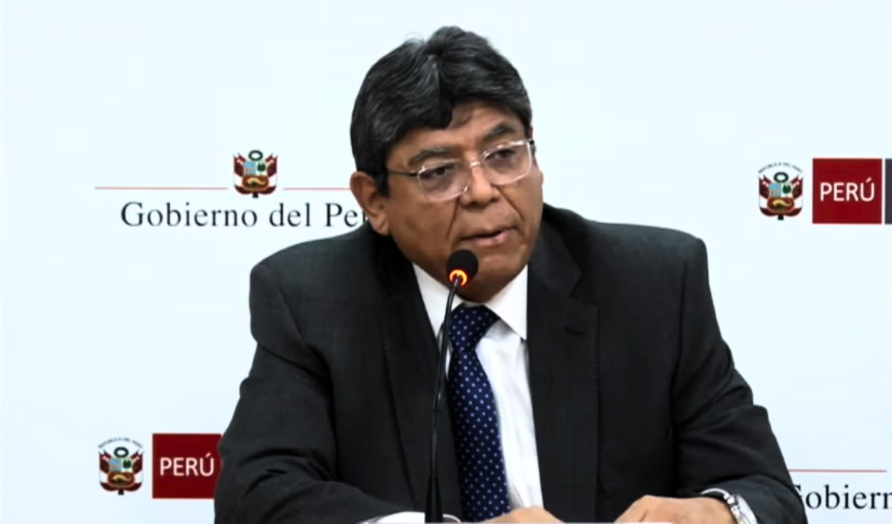 Ministro de Economía asegura que no se reducirán feriados y que sueldo mínimo se aumentará en dos etapas