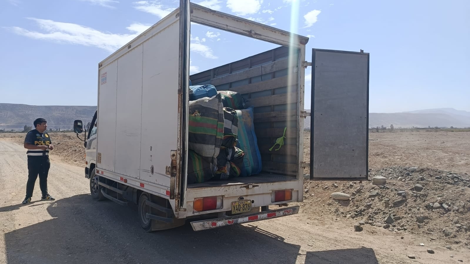 Incautan fardos con ropa de contrabando por cerca de medio millón de soles en Tacna