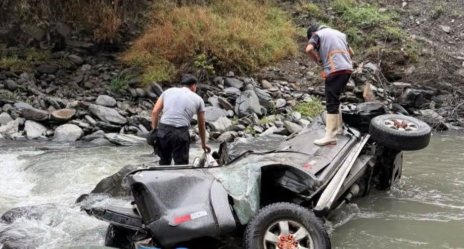 ¡Tragedia en Puno! Camioneta se despista, cae a abismo, termina en río y mueren 3 pasajeros