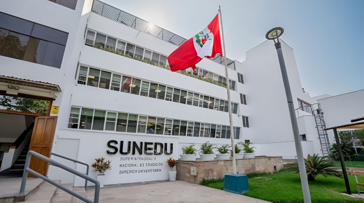 Sunedu sanciona a la UTEA y otorga licencia a la Universidad Científica del Perú