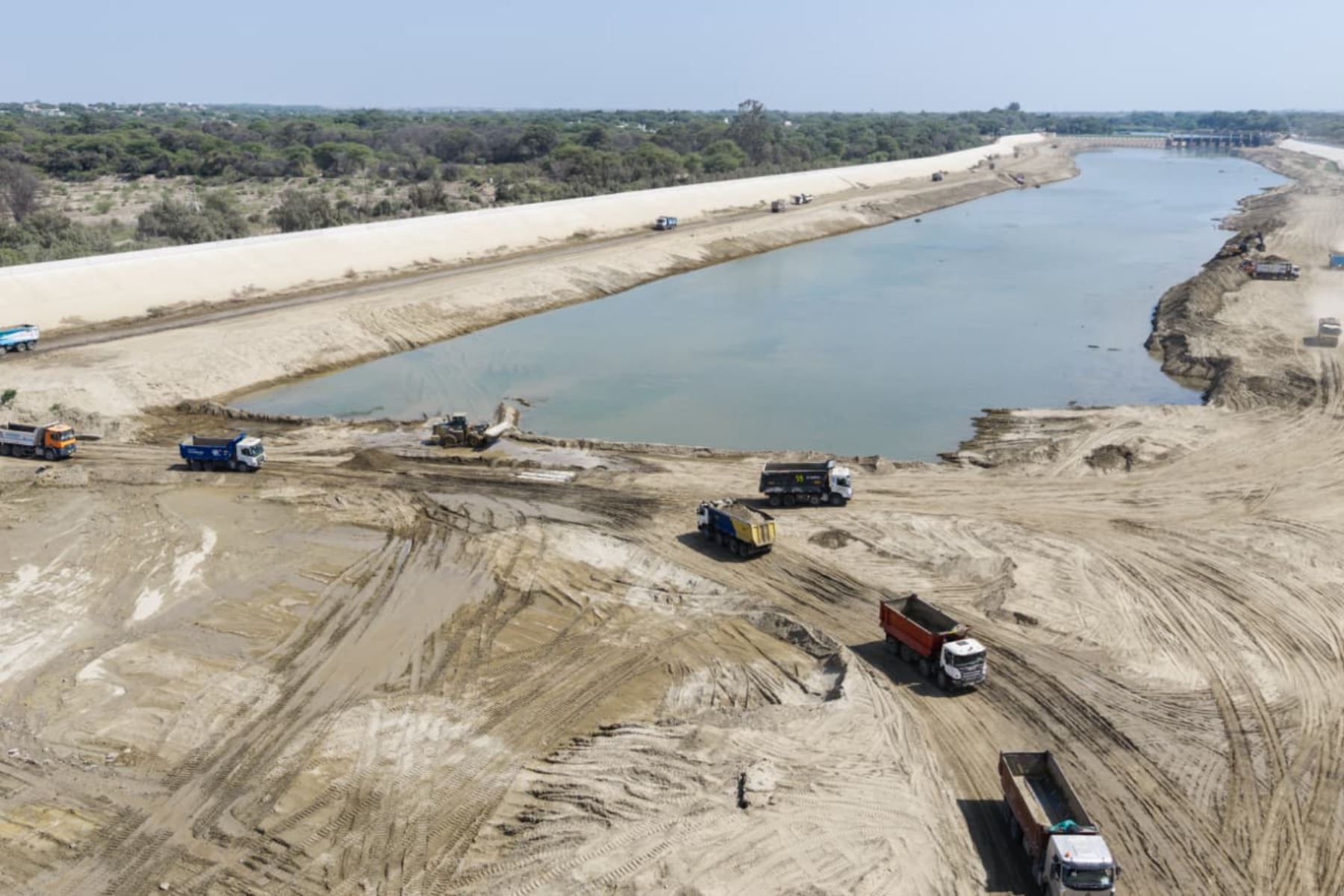 Piura: ministro de Defensa supervisa limpieza y descolmatación en Los Ejidos y puente Grau