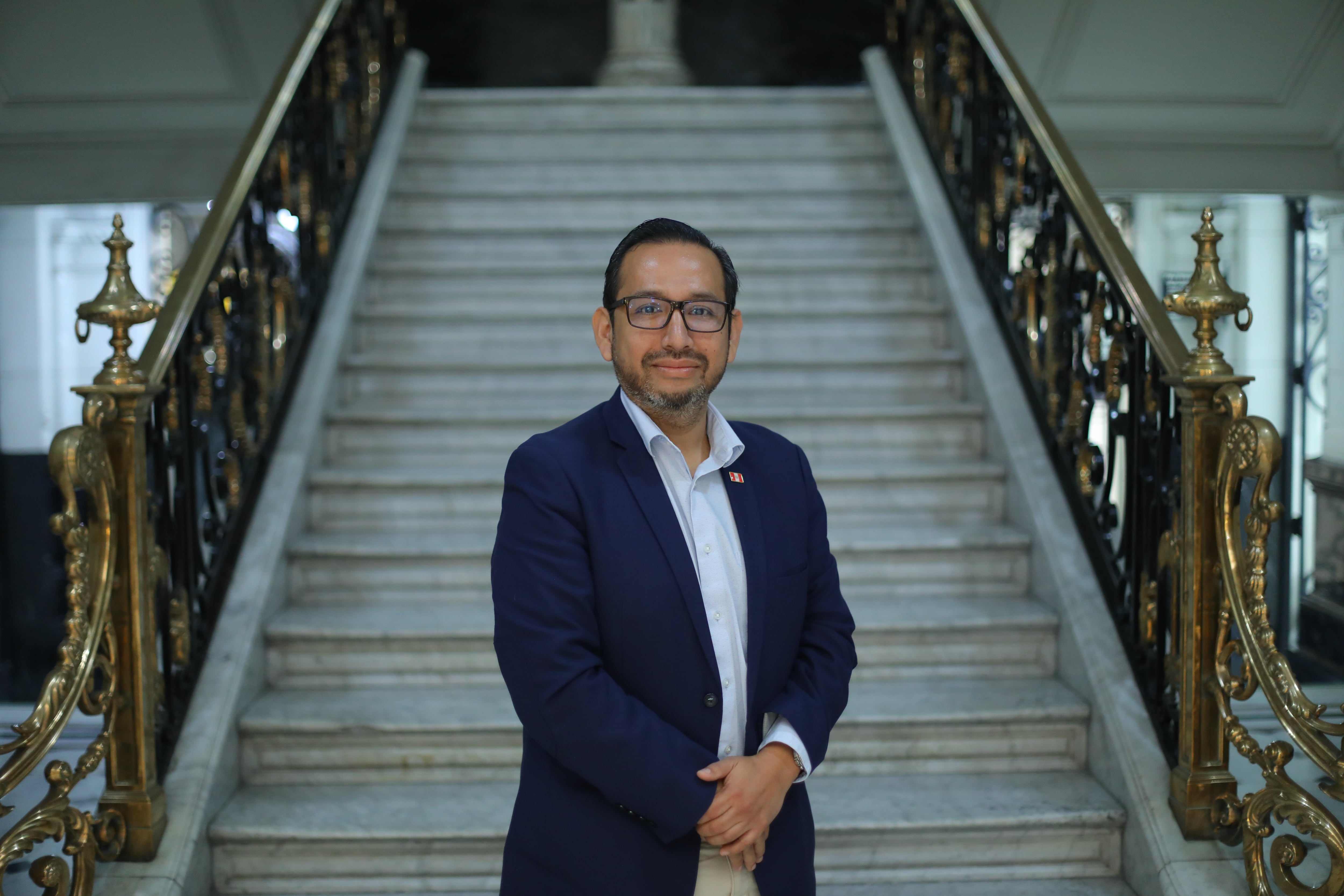 Luis Dyer respalda renuncia de Rafael Rey por motivos de salud