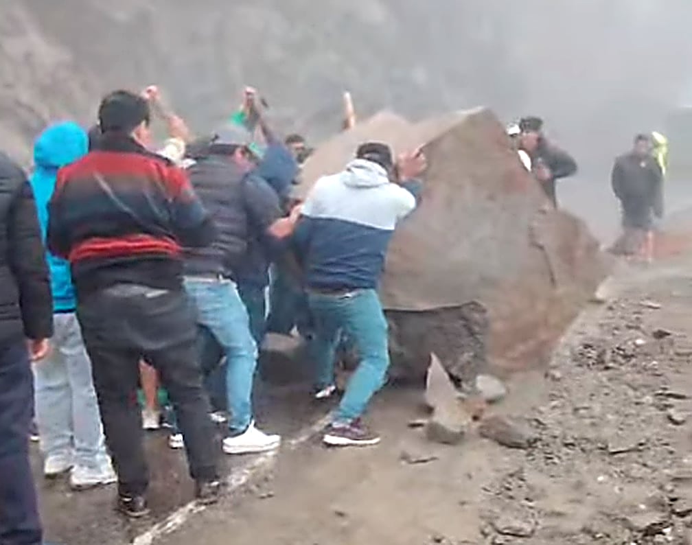 Arequipa: conductores retiran roca que bloqueaba la Panamericana Sur en Ocoña